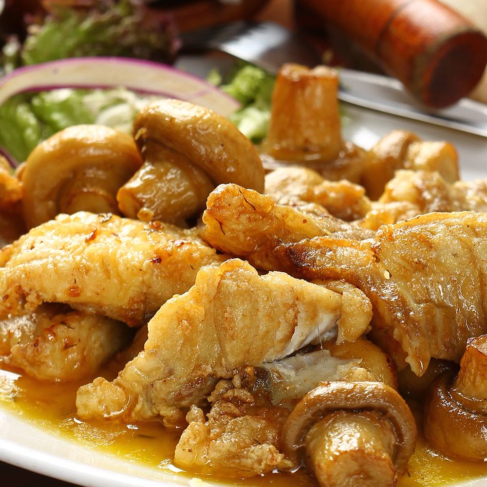 File de peste alb cu ciuperci si sos de usturoi