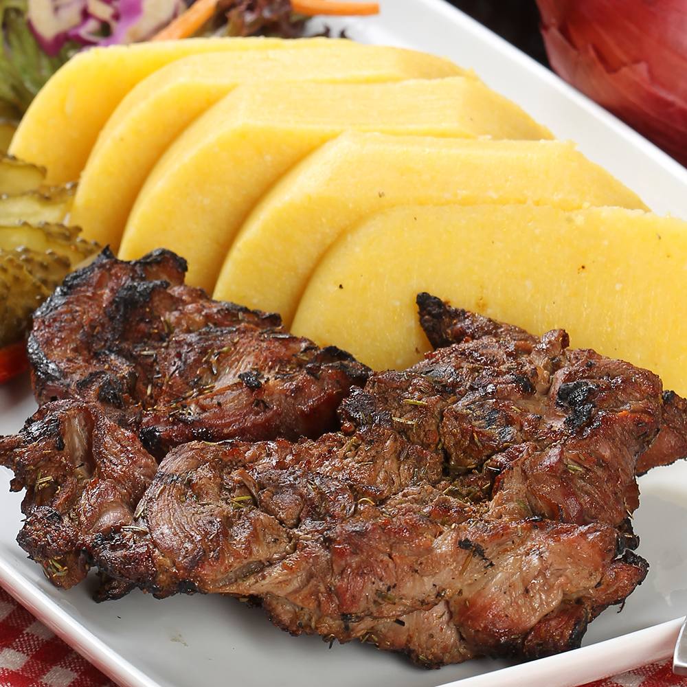 Pastrama de oaie la gratar cu mamaliguta