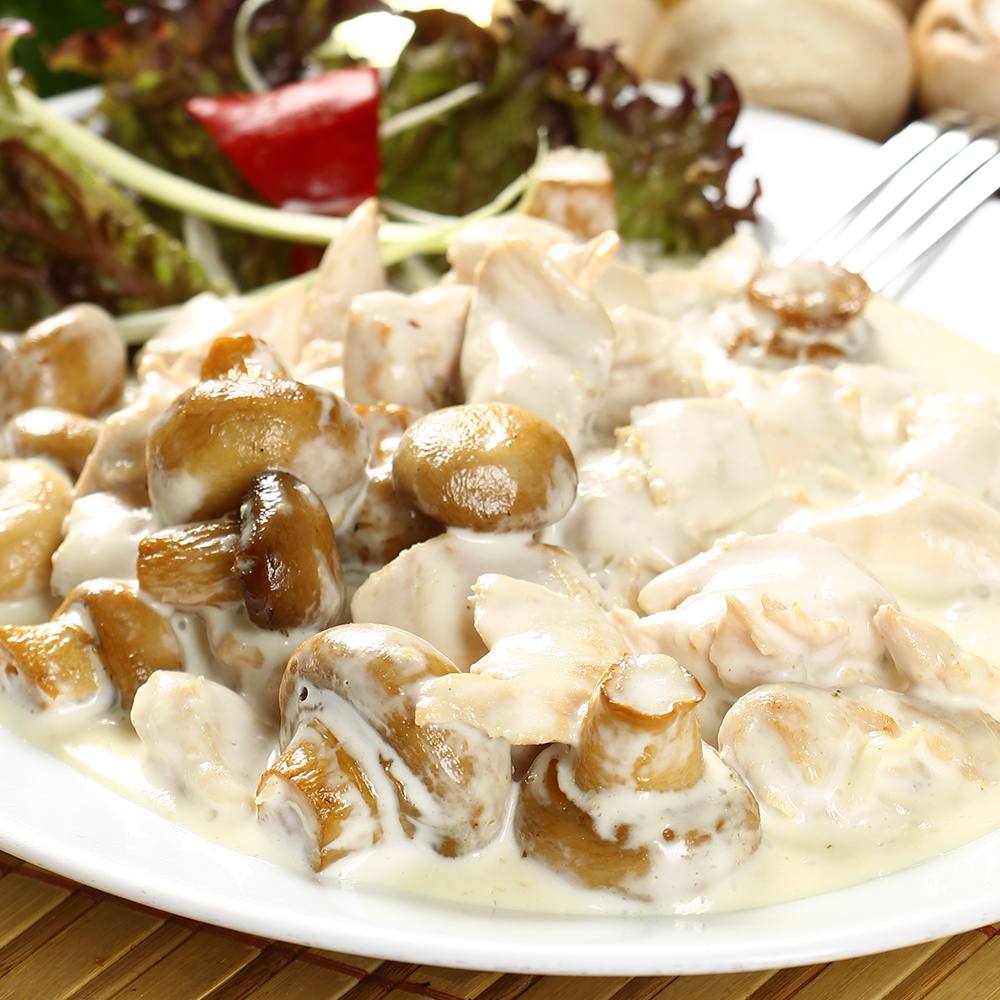 Pui cu ciuperci si sos alb